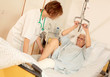 Krankenschwester  trainiert mit Patientin