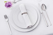 Gedeckter Tisch mit Blume