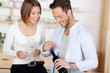 lachendes paar mit einer flasche wein