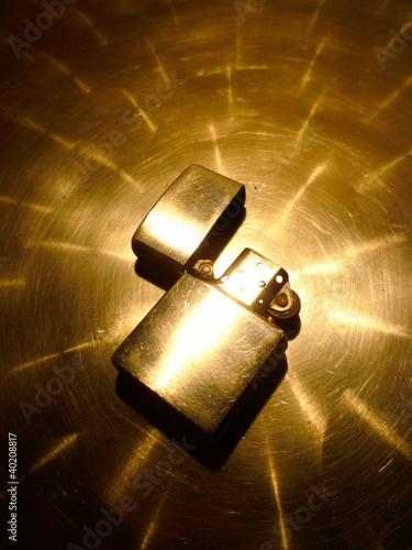 Photo: briquet à essence sur table de bar briquet à essence sur table de bar