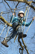 Kind im Kletterwald beim Klettern