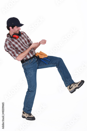 Foto: Man faking to pull a rope. Man faking to pull a rope.