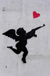 Cupidon armé et coeur rouge. Graffiti urbain.