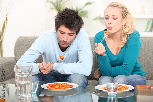 Foto: Couple eating meal at home Couple eating meal at home