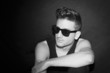 Hombre joven en blanco y negro, con gafas