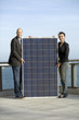 Geschäftspartner mit Solarpanel