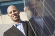 Mann an Solaranlage
