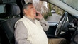 Senior beim telefonieren im Auto