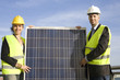 Zwei Ingenieure mit Solaranlage