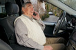 Senior beim telefonieren im Auto
