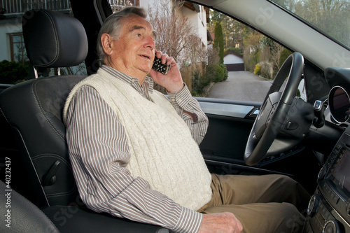Foto: Senior beim telefonieren im Auto Senior beim telefonieren im Auto
