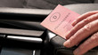 Seniorenhand auf Führerschein 16:9