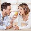 lachendes junges paar mit apfel