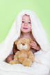 Kleiner Junge kuschelt mit Teddybär
