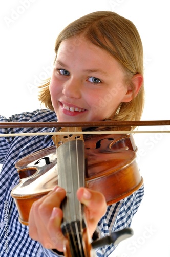 Foto: Kind mit Violine vor Weiss Kind mit Violine vor Weiss