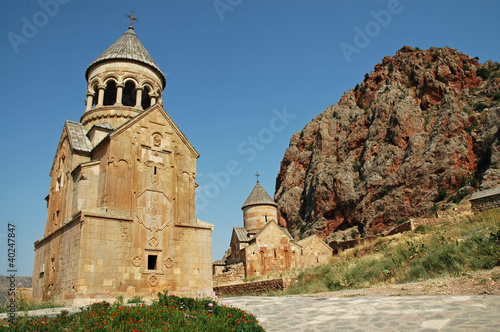Foto: Noravank monastery in Armenia, red rocks in the background Noravank monastery in Armenia, red rocks in the background