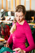 Frau kauft Tracht oder Dirndl in einer Boutique