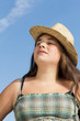 Hübsches Teenager Mädchen mit Sonnenhut