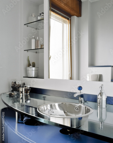 Photo: dettaglio del lavabo di acciaio in un bagno moderno dettaglio del lavabo di acciaio in un bagno moderno