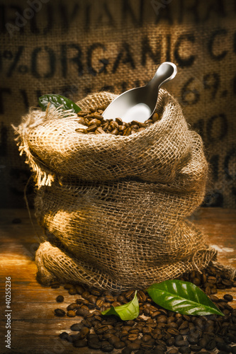 Foto: Fresh roasted organic coffee beans Fresh roasted organic coffee beans