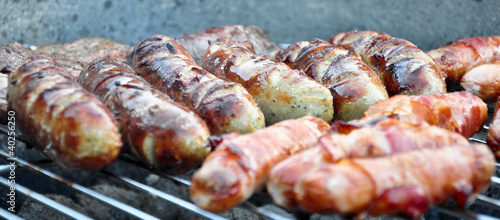 Foto: Bratwurst auf dem Grill Bratwurst auf dem Grill