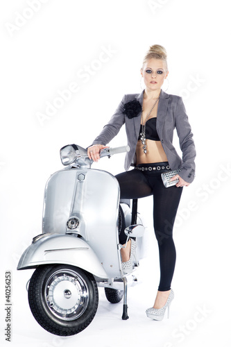 Foto: Beauty Frau mit Roller posiert Fashion Beauty Frau mit Roller posiert Fashion