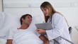 Vídeo: Patient talking to a doctor Patient talking to a doctor