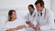 Vídeo: Doctor talking to a patient and then smile to the camera Doctor talking to a patient and then smile to the camera