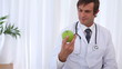 Vídeo: Doctor taking a green apple Doctor taking a green apple