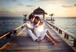 Foto: Sensual happy couple with white clothes on a pier (Maldives) Sensual happy couple with white clothes on a pier (Maldives)
