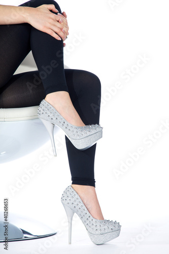 Foto: Frauen Beine mit trendigen Schuhen sitzend Frauen Beine mit trendigen Schuhen sitzend