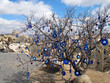 Tree with amuletts - Baum mit Talimans; Göreme, Türkiye
