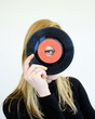 jeune femme blonde et disque vinyle