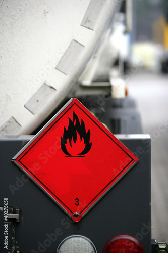 Foto: Warnschild an einem Gefahrguttransporter Warnschild an einem Gefahrguttransporter