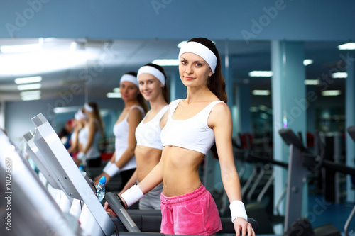 Foto: Woman in sport wear doing sport in gym Woman in sport wear doing sport in gym