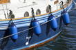 Fender an einem Schiff im Hafen von Kiel, Deutschland Fender an einem Schiff im Hafen von Kiel, Deutschland