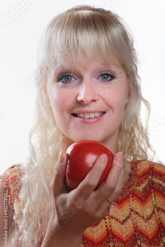 Foto: Blonde woman eating an Apple Blonde woman eating an Apple