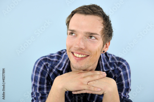 Foto: portrait of a young man thinking portrait of a young man thinking