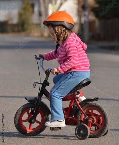 Photo: enfant avec vélo enfant avec vélo