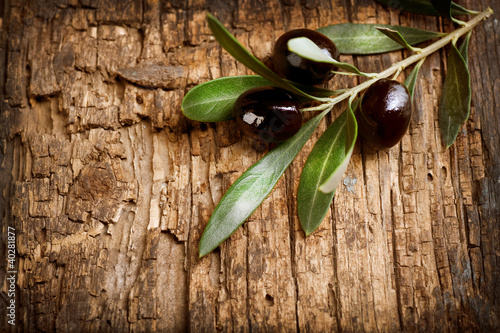 Foto: Olives over Old Wood Background Olives over Old Wood Background