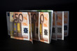 billetes de cincuenta euros sobre negro