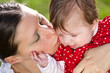 mamma che bacia bimba
