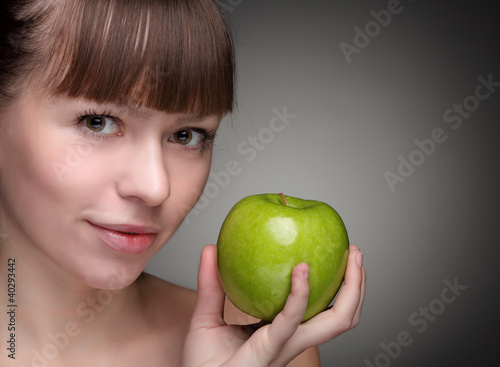Foto: Beauty girl with green apple Beauty girl with green apple