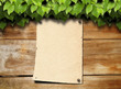 Holzwand mit Plakat