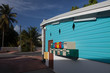 Maison colorée et boite aux lettres multicolores Maison colorée et boite aux lettres multicolores