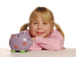 Pequeña niña sosteniendo un cerdito de ahorros.