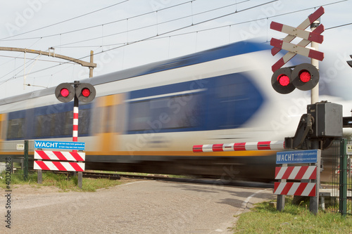 Foto: Train at level crossing Train at level crossing