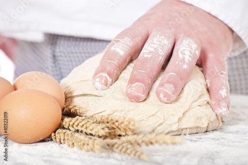 Foto: Bäcker kontrolliert Brotteig Bäcker kontrolliert Brotteig