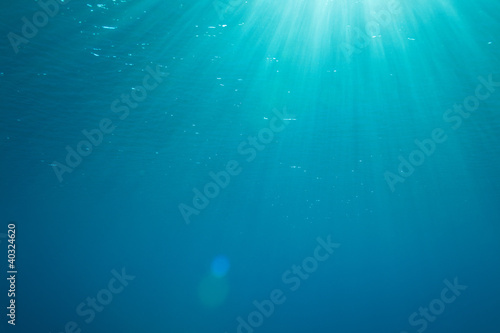 Foto: background with sunbeams underwater background with sunbeams underwater