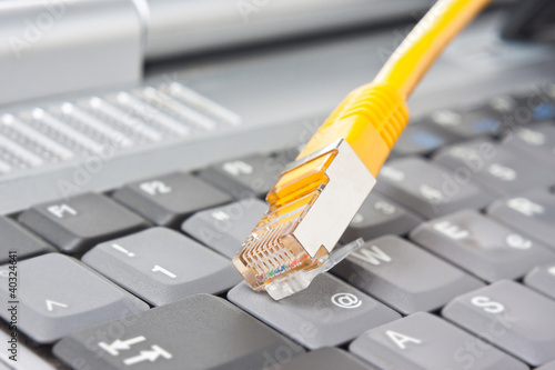 Foto: Netzwerkkabel und Tastatur Netzwerkkabel und Tastatur